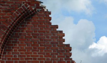 La palabra es un ladrillo roto