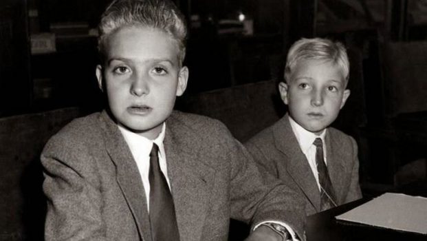 Don Juan Carlos junto a su hermano Alfonso de Borbón en 1953.