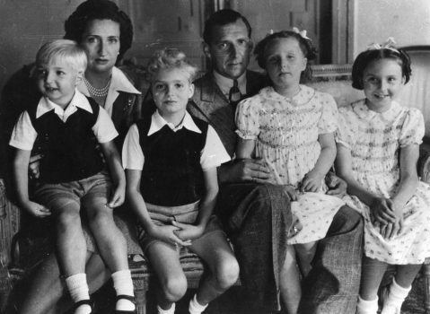 Don Juan de Borbón y doña Mª de las Mercedes con sus hijos en 1951